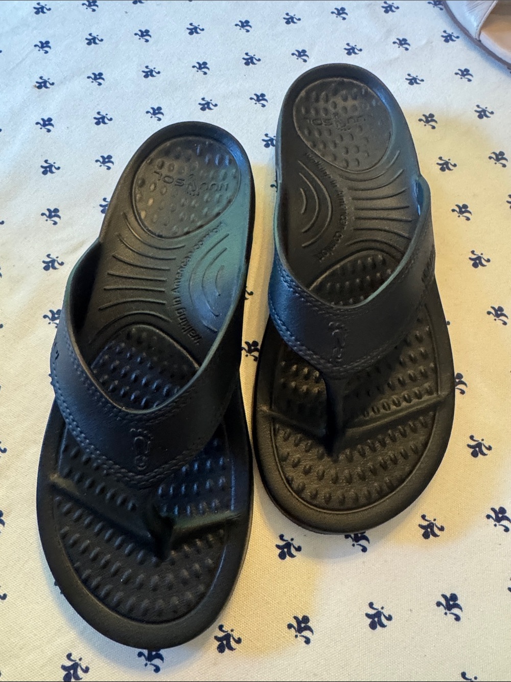 Women's Black Cushioned Toe-Post Sandals with Supportive Footbed